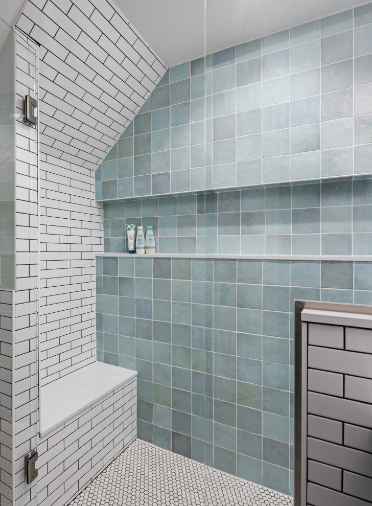 Foto de cuarto de baño principal clásico renovado de tamaño medio con suelo blanco, ducha con puerta con bisagras y banco de ducha
