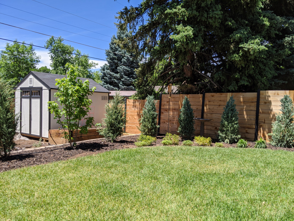 Идея дизайна: солнечный участок и сад среднего размера на заднем дворе в стиле кантри с перегородкой для приватности, хорошей освещенностью и с деревянным забором