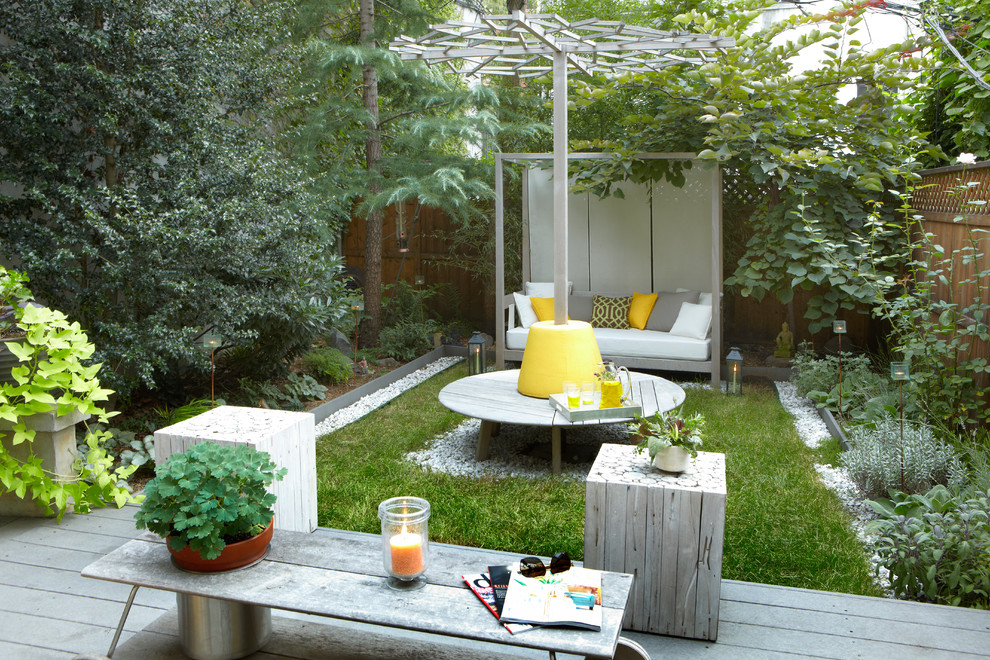 Design ideas for a small contemporary backyard garden in New York.