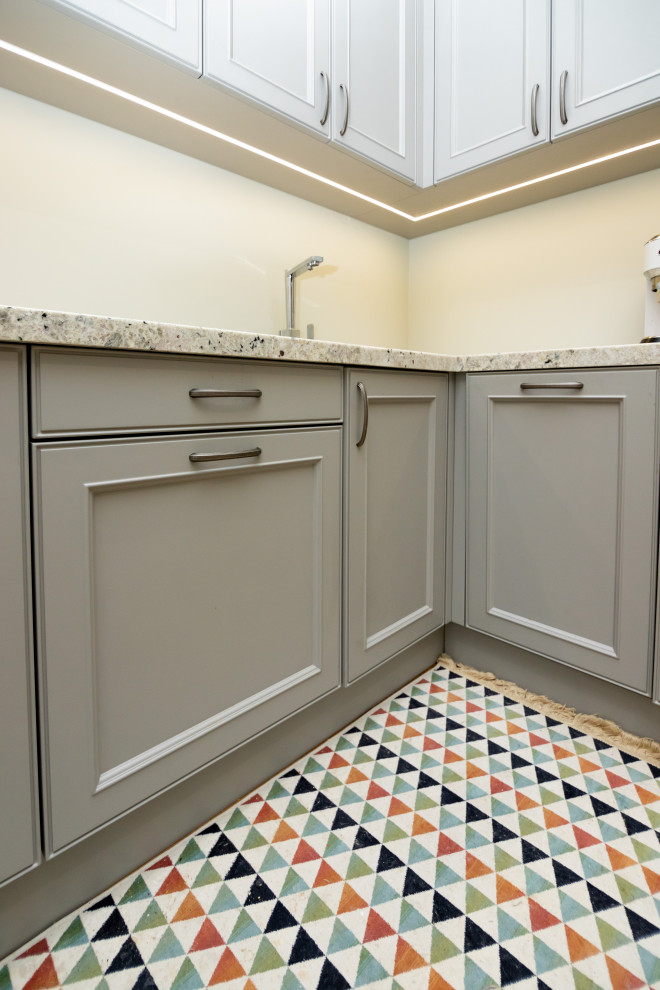 Светло-серая кухня в классическом стиле