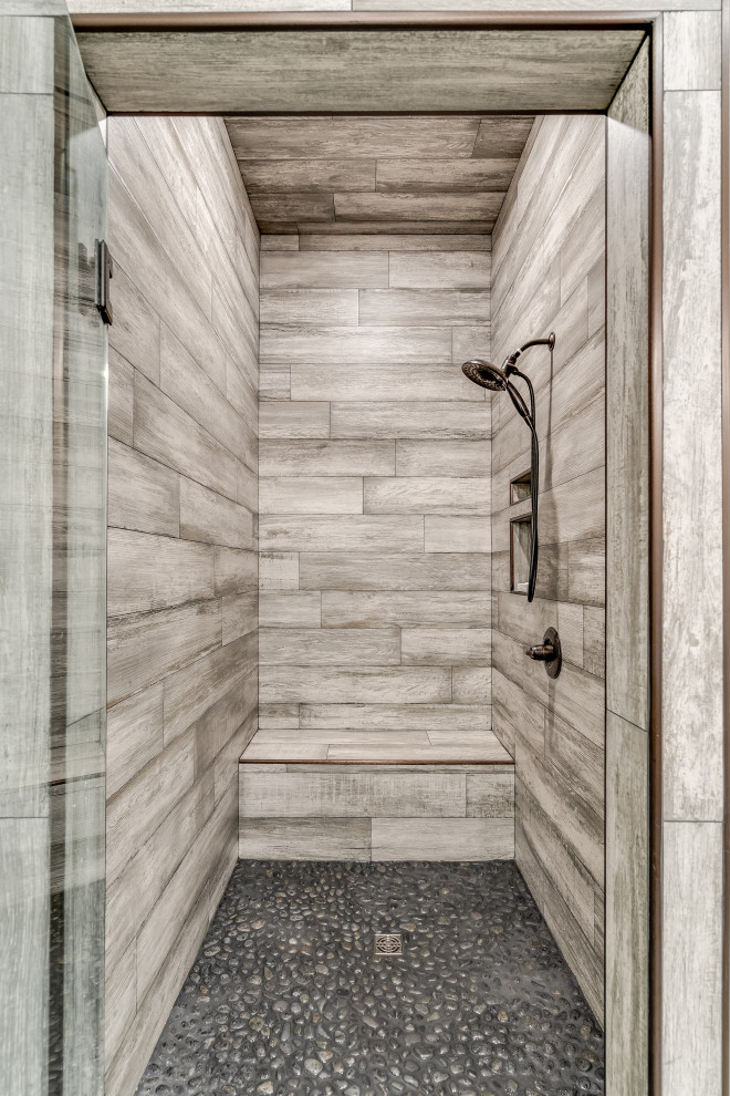 Idéer för ett mellanstort rustikt svart en-suite badrum, med luckor med upphöjd panel, grå skåp, en dusch i en alkov, en toalettstol med separat cisternkåpa, grå kakel, grå väggar, betonggolv, ett undermonterad handfat, granitbänkskiva, grått golv och dusch med gångjärnsdörr