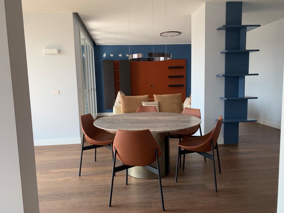 Inspiration pour une très grande salle de séjour design ouverte avec un mur bleu, parquet foncé, un téléviseur fixé au mur, un sol marron et boiseries.