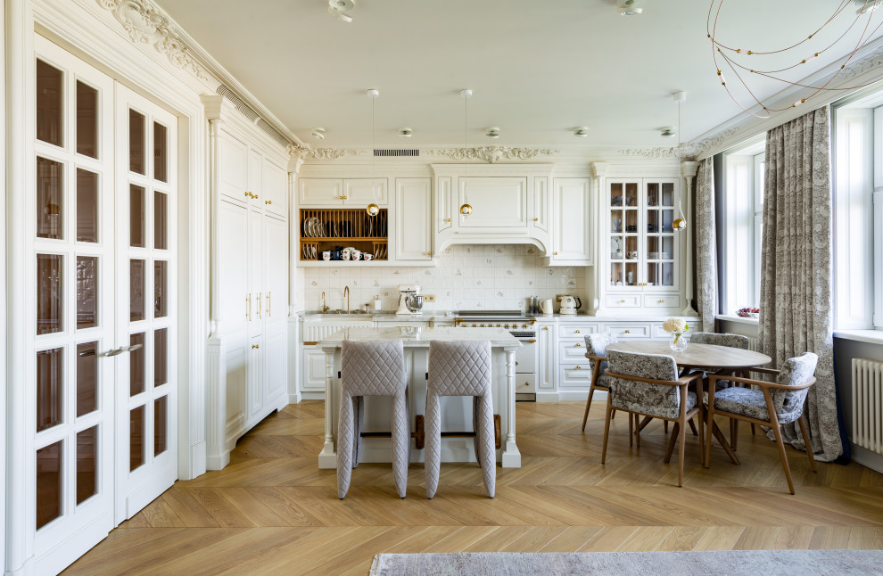 Klassische Küche mit Landhausspüle, profilierten Schrankfronten, weißen Schränken, Rückwand aus Keramikfliesen und Kücheninsel in Moskau