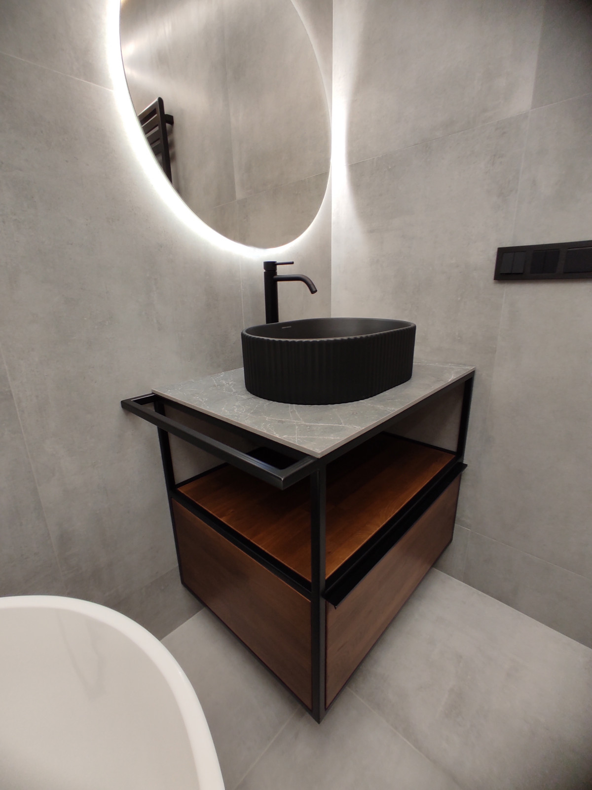 Бетон и металл в ванной комнате