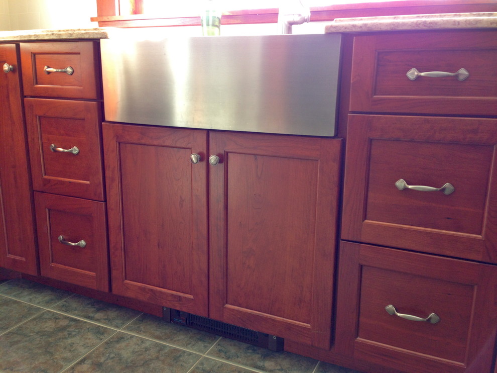 Kitchen - transitional kitchen idea in Bridgeport
