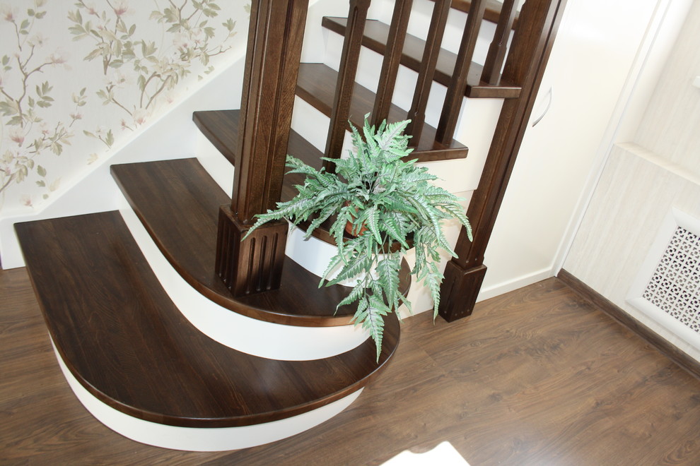 Лестница из бука с контрастной покраской