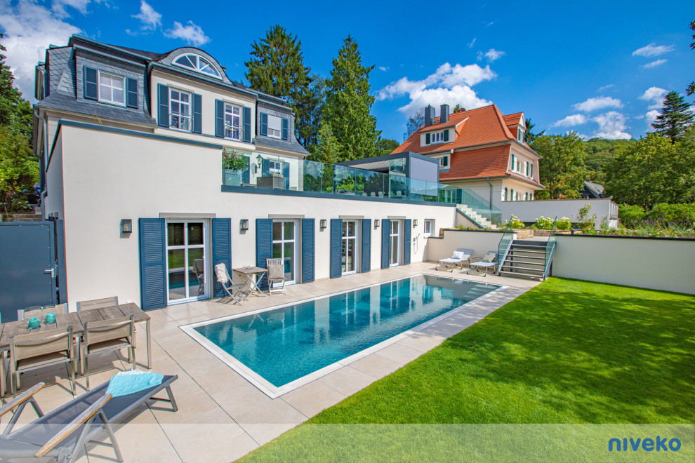 Großer Country Pool in rechteckiger Form mit Natursteinplatten in Frankfurt am Main