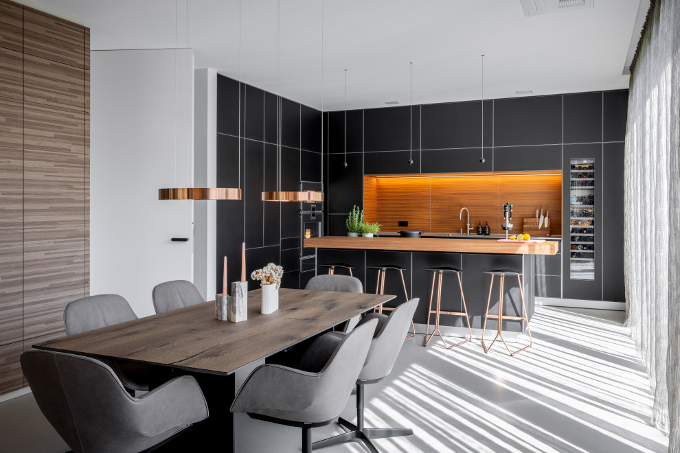 Mittelgroße Moderne Wohnküche mit Betonboden und grauem Boden in Bremen