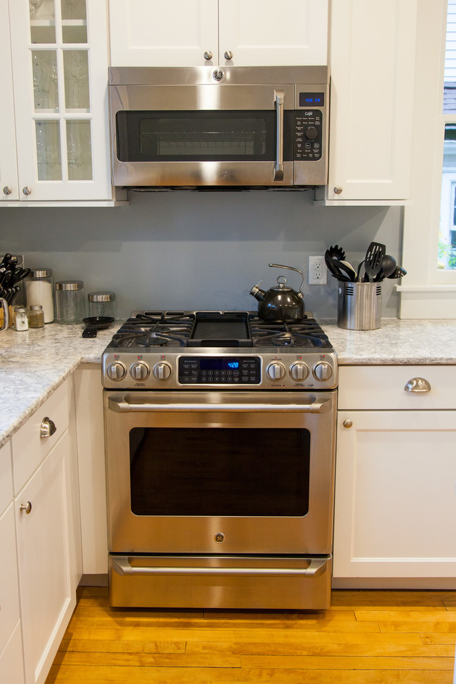 Kitchen - transitional kitchen idea