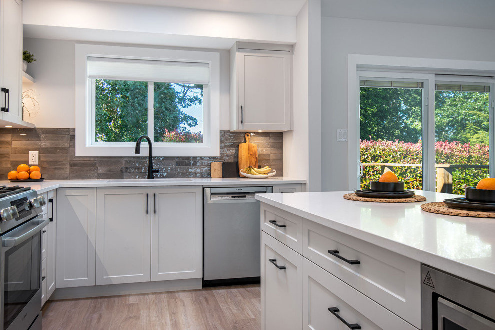 Kitchen - transitional kitchen idea in Vancouver