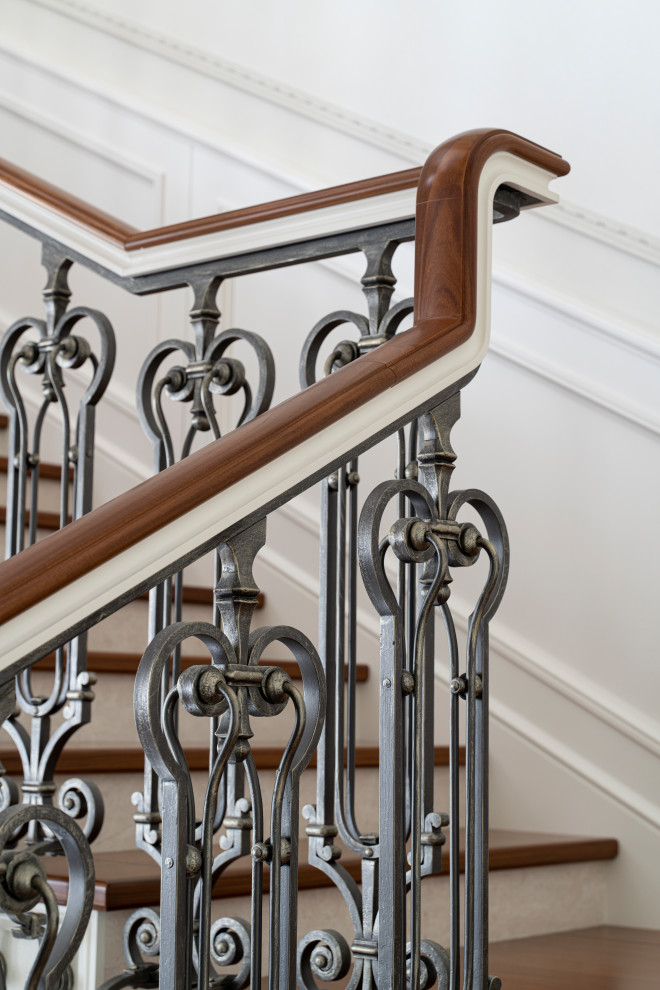 Лесничное ограждение в большом доме