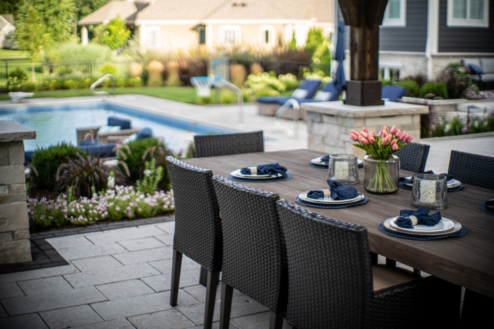 Example of a transitional patio design in Milwaukee