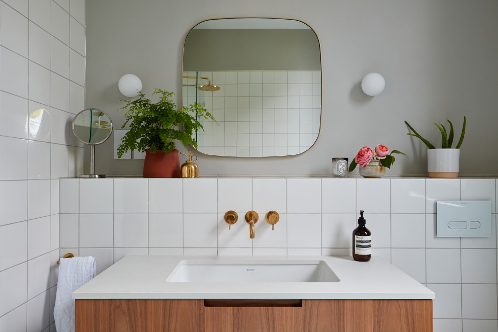 Modernes Badezimmer mit freistehendem Waschtisch in London