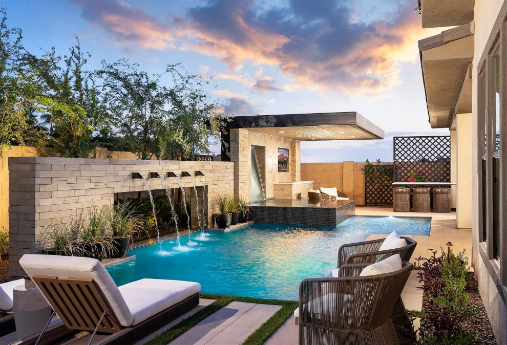 Ejemplo de piscina infinita minimalista de tamaño medio a medida en patio trasero con paisajismo de piscina y suelo de baldosas