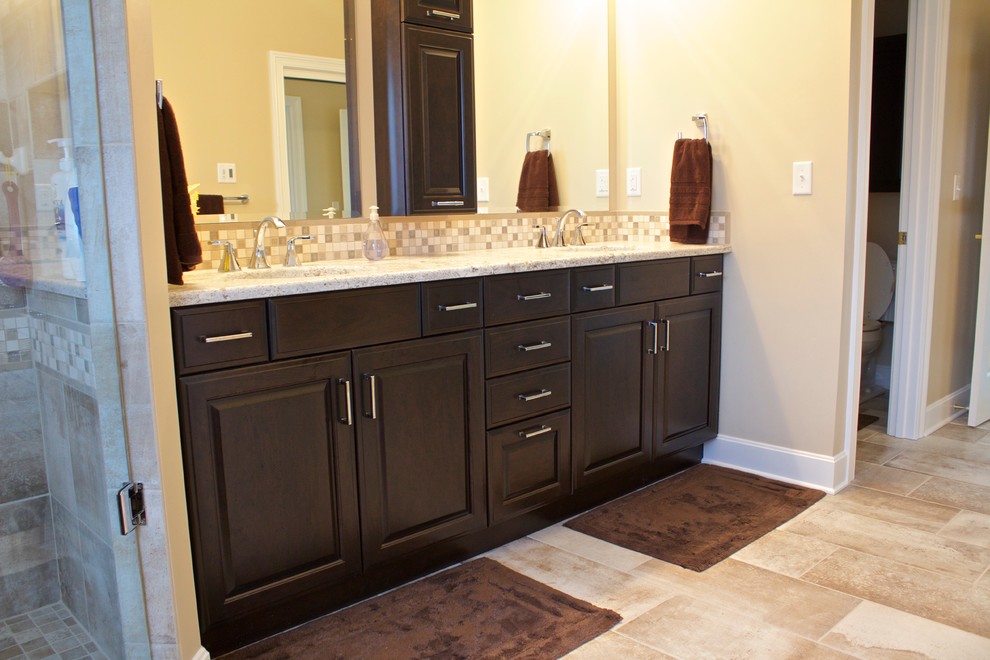 Transitional home design photo in Cincinnati