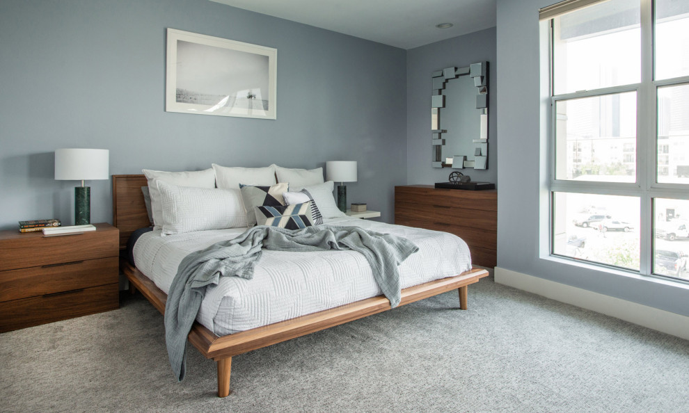 На фото: хозяйская спальня среднего размера в современном стиле с синими стенами и ковровым покрытием без камина с