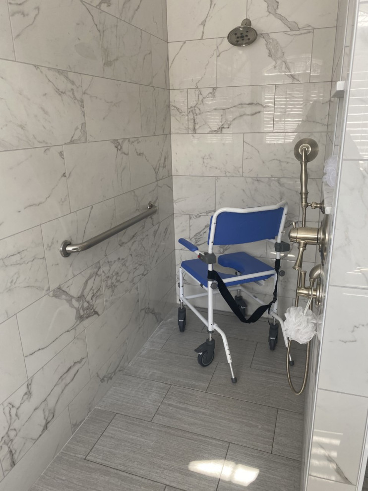 Стильный дизайн: большая главная ванная комната в стиле неоклассика (современная классика) - последний тренд