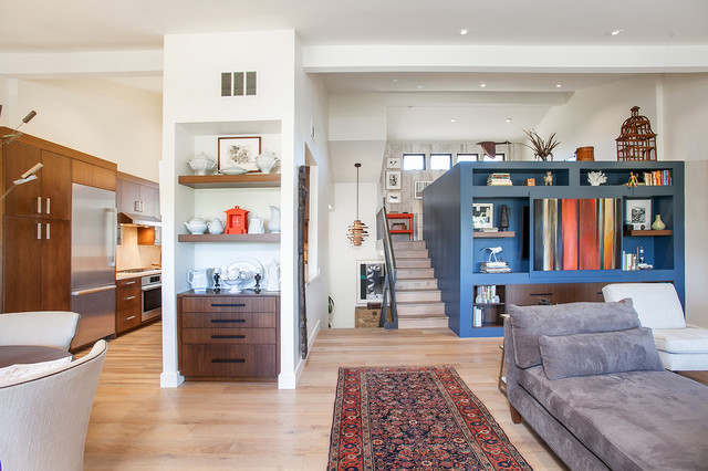 Art Filled Condo trendy-dagligstue