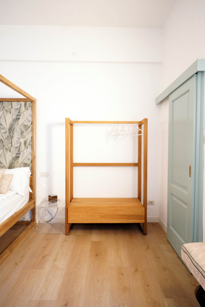 Diseño de dormitorio principal clásico con suelo de madera clara