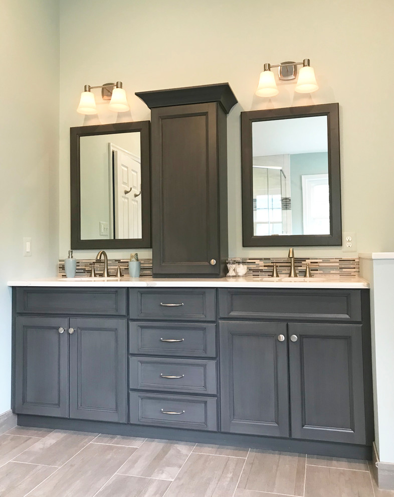 Transitional home design photo in Jacksonville