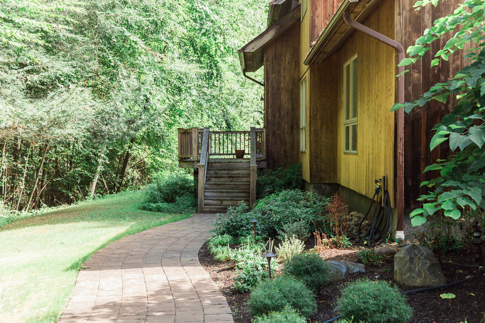 Example of a mountain style home design design in New York