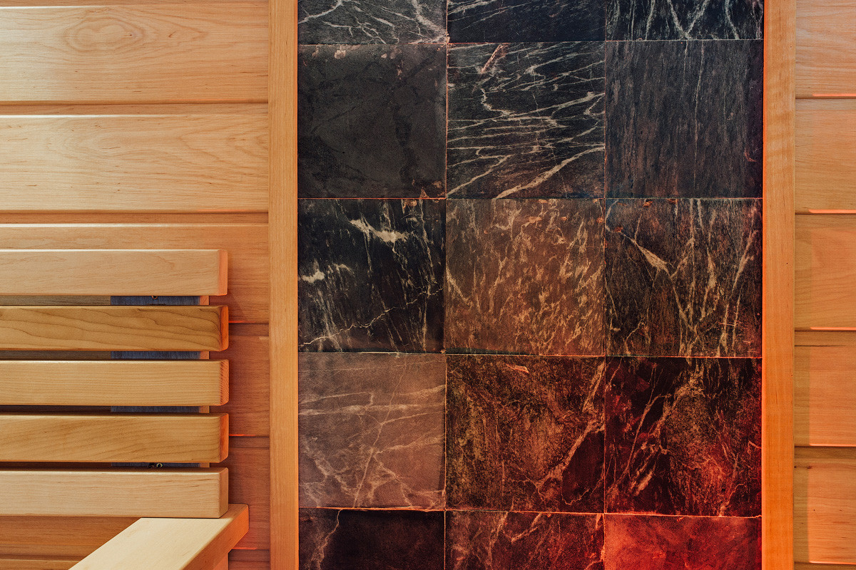 Плитка талькохлорит на стене в сауне.