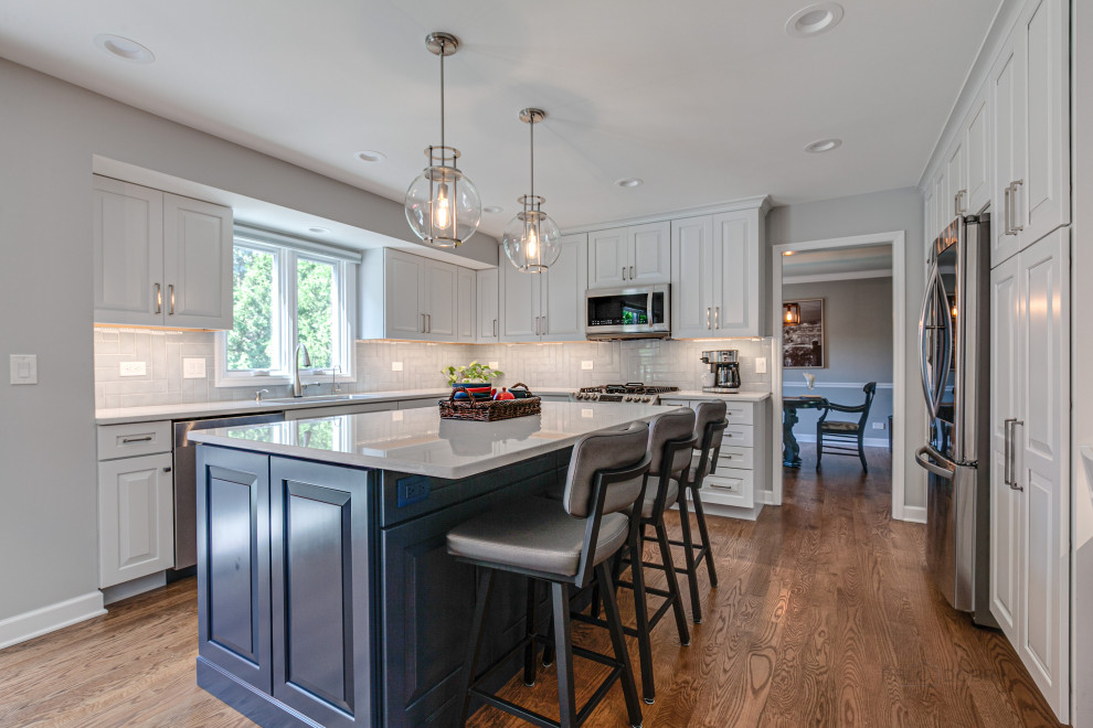 Example of a transitional kitchen design in Chicago