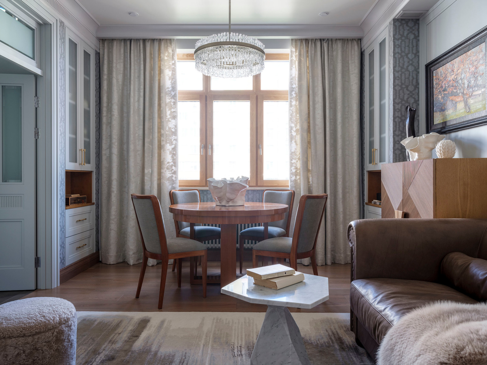 С московским характером. Гостиная-столовая.