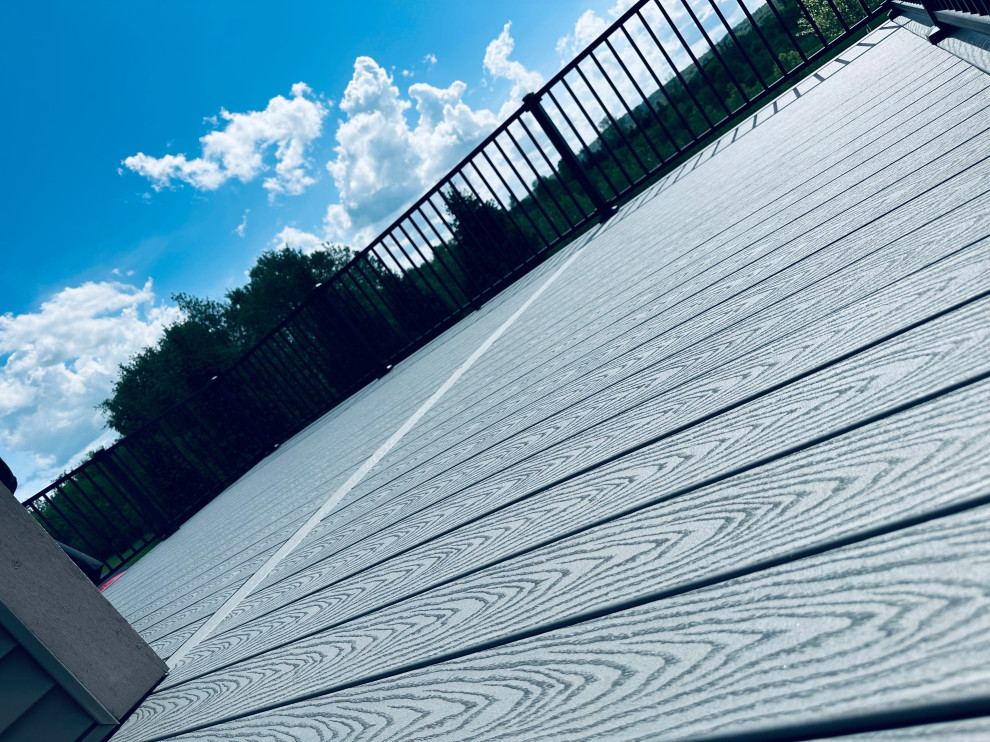 Trex Deck with Trex Signature Aluminum Railings with Square Balusters