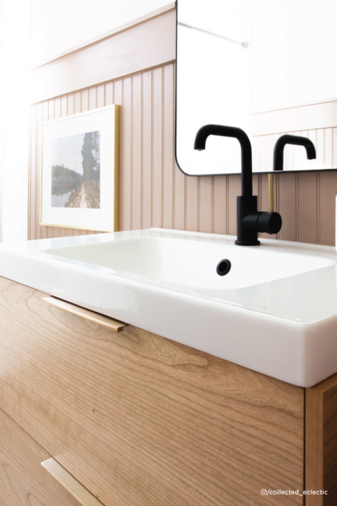 Idee per una piccola stanza da bagno con doccia bohémian con ante lisce, ante in legno scuro, un lavabo e mobile bagno sospeso