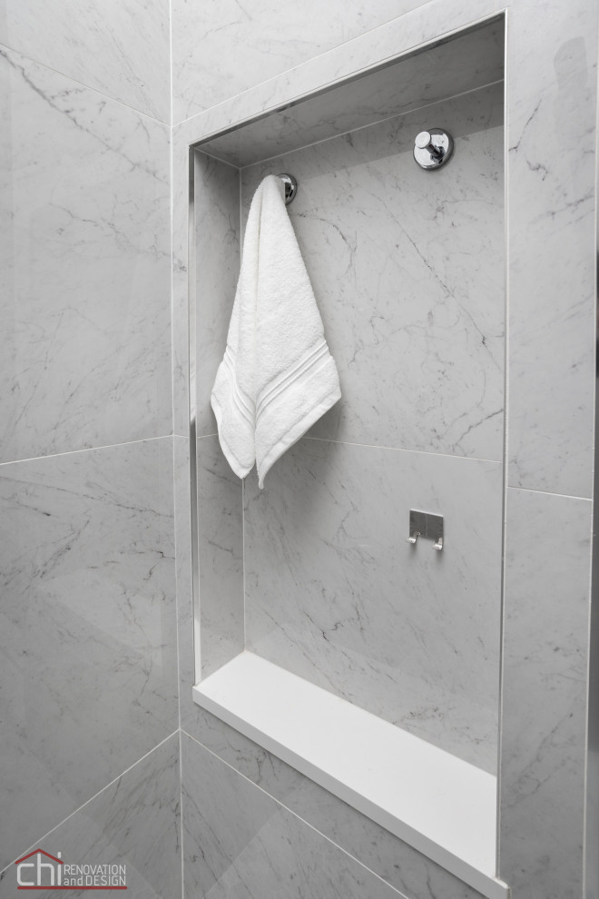 Exempel på ett mellanstort klassiskt vit vitt en-suite badrum, med skåp i mörkt trä, en toalettstol med hel cisternkåpa, vit kakel, porslinskakel, vita väggar, klinkergolv i porslin, ett avlångt handfat och grått golv