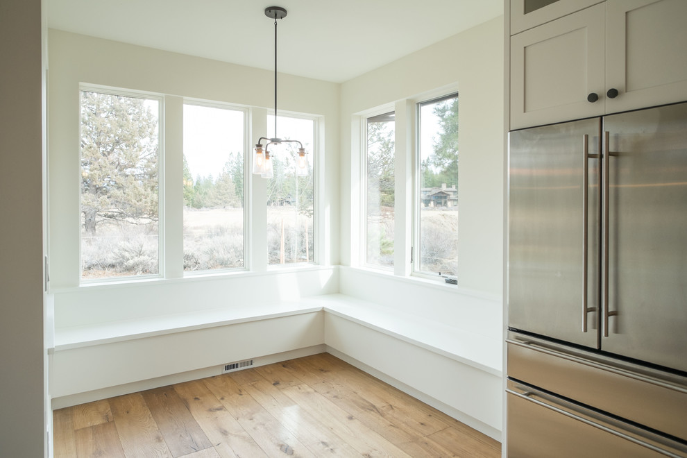 Dining room - mid-sized transitional dining room idea
