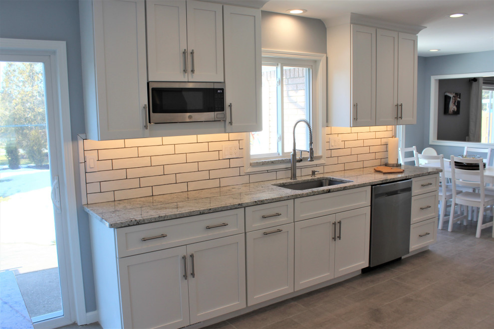 Starmark Kitchen in Maple Bridgeport Simply White w/ Five Piece Drawers