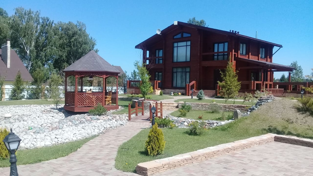 Сад с водоемом.