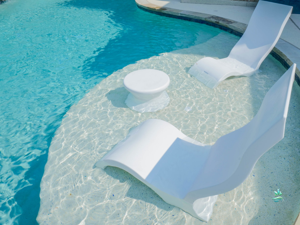 Idée de décoration pour une piscine naturelle et arrière sud-ouest américain de taille moyenne et sur mesure avec des solutions pour vis-à-vis et du béton estampé.