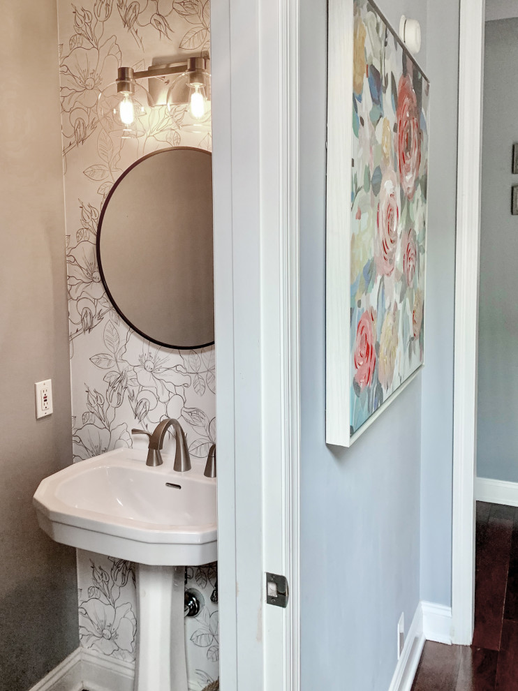 低価格の小さなミッドセンチュリースタイルのおしゃれなトイレ・洗面所 (青い壁、ペデスタルシンク、壁紙) の写真