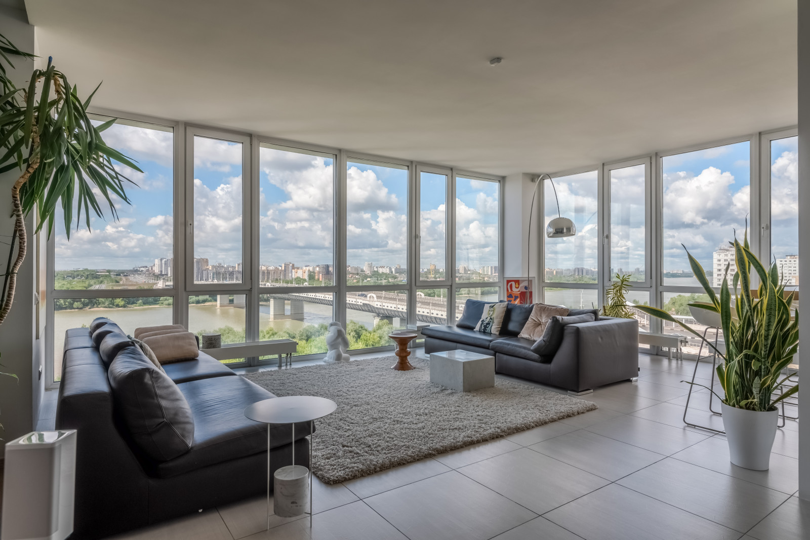 Квартира в г. Омск для проживания и отдыха с красивийшим видом