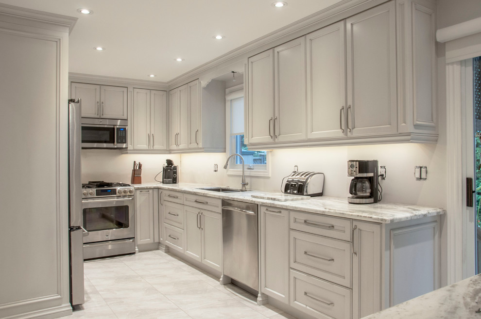 Transitional kitchen photo in Toronto