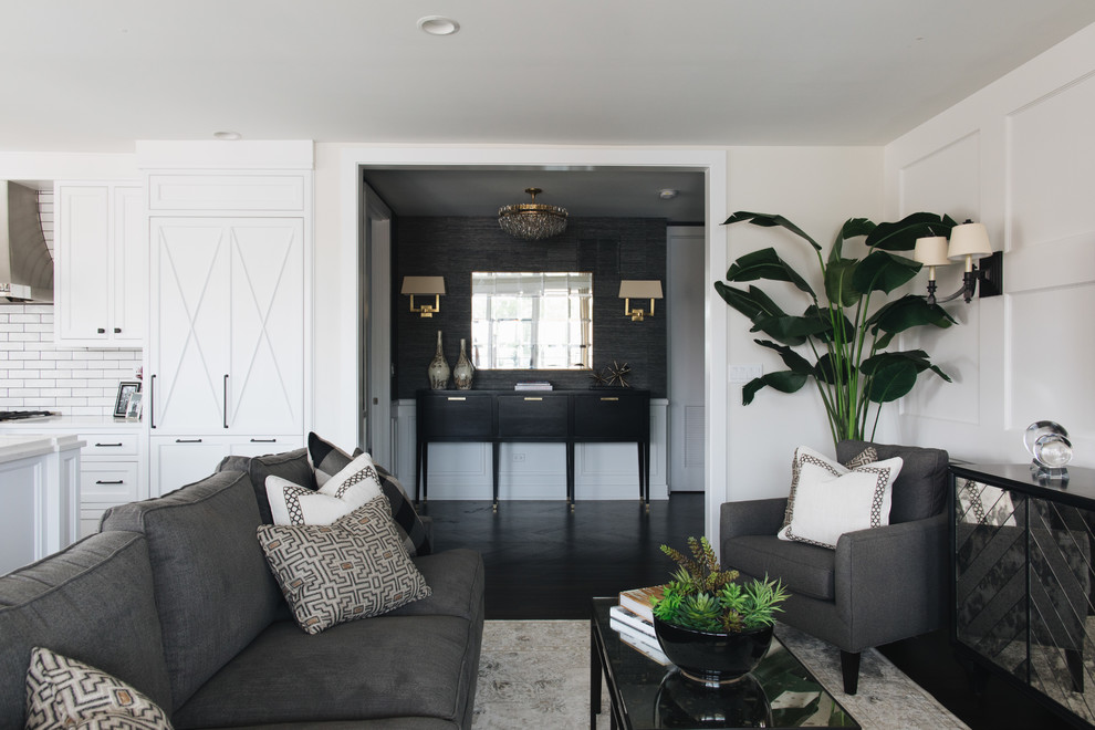 Example of a transitional home design design in Chicago