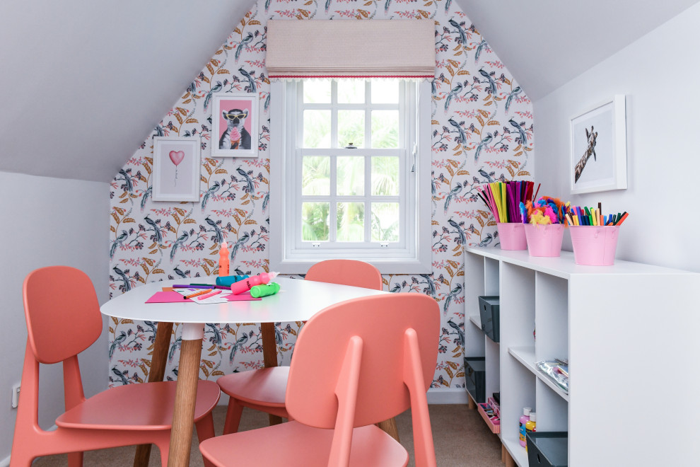 На фото: детская с игровой среднего размера в современном стиле с розовыми стенами, ковровым покрытием, бежевым полом, сводчатым потолком и обоями на стенах для ребенка от 4 до 10 лет, девочки