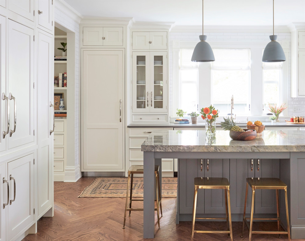 Transitional kitchen photo in Chicago