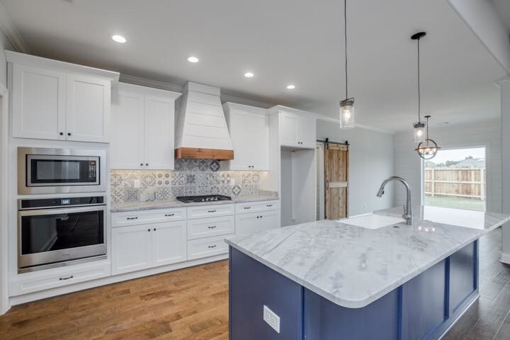 Kitchen - transitional kitchen idea