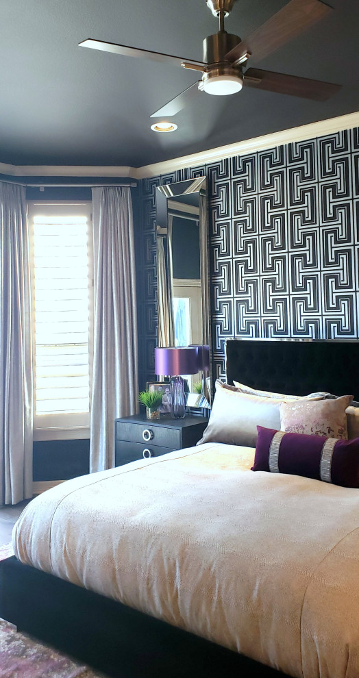 Großes Klassisches Hauptschlafzimmer mit lila Wandfarbe, braunem Holzboden, braunem Boden und Tapetenwänden in Austin