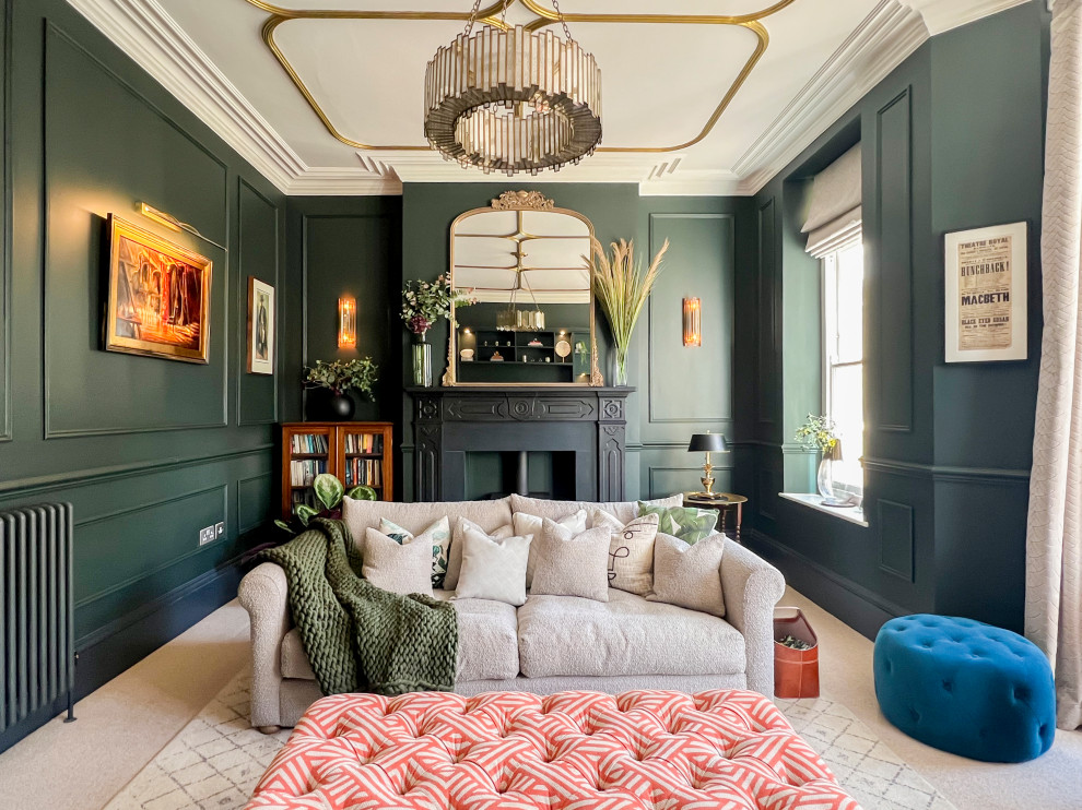 Immagine di un soggiorno eclettico di medie dimensioni e chiuso con sala formale, pareti verdi, moquette, stufa a legna e parete attrezzata