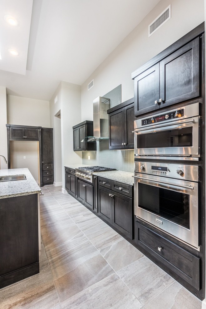 Kitchen - transitional kitchen idea in Austin
