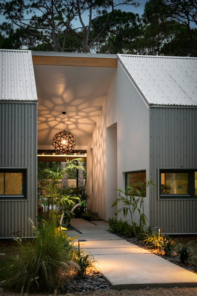 Modelo de fachada de casa gris y gris contemporánea de tamaño medio de una planta con revestimiento de metal y tejado de metal