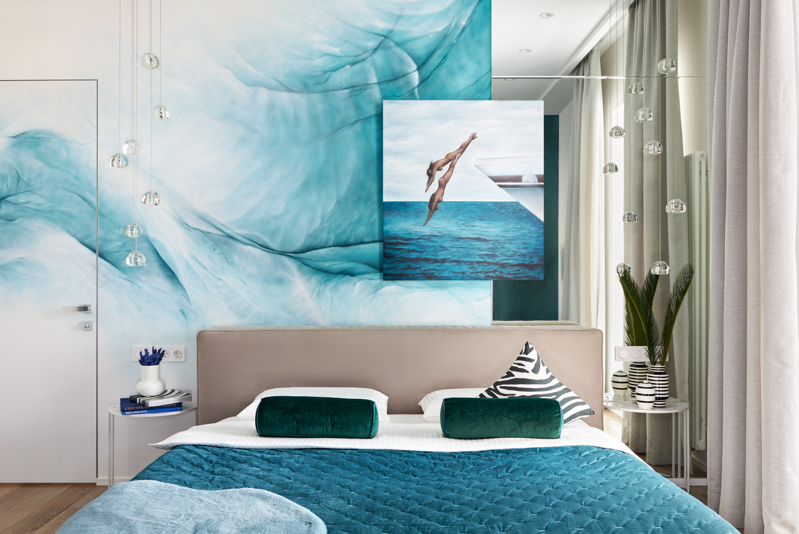 Яркая квартира с желтым диваном и голубой стеной в спальне