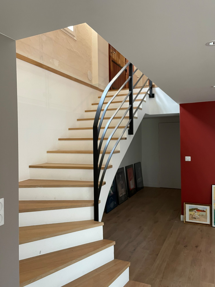 Mittelgroße Moderne Holztreppe in L-Form mit Beton-Setzstufen, Stahlgeländer und Tapetenwänden in Bordeaux
