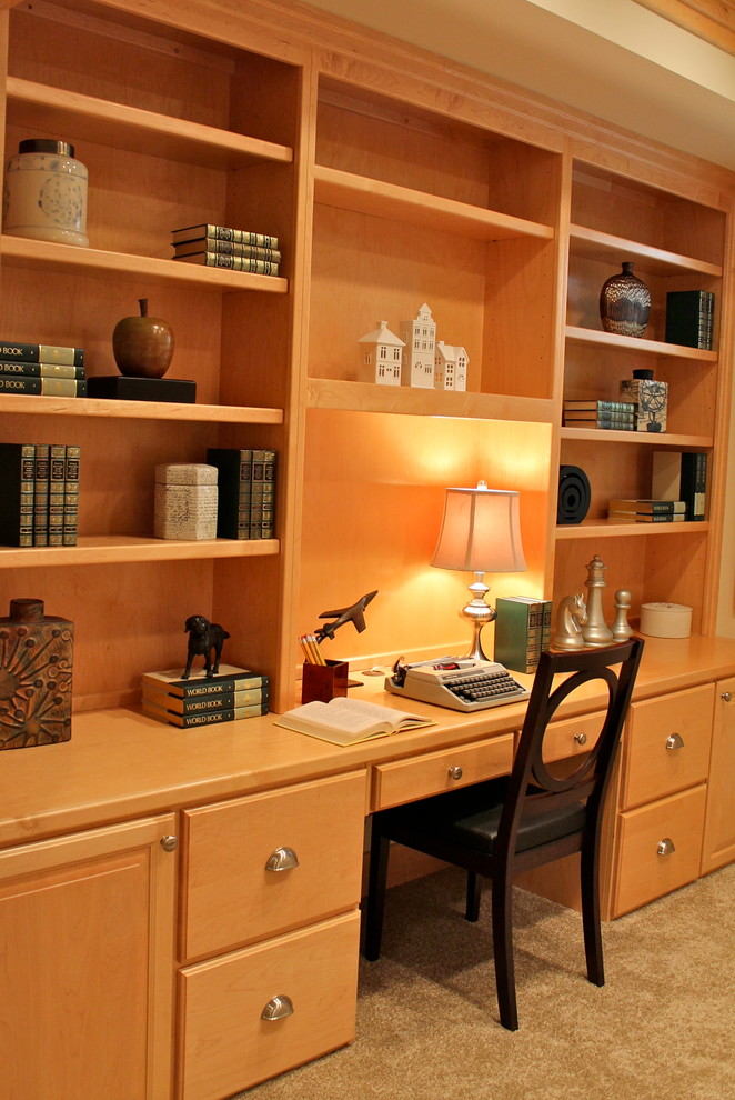 Inspiration for a transitional home office in Seattle.