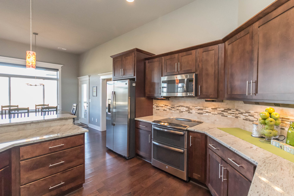 Eat-in kitchen - mid-sized transitional u-shaped medium tone wood floor eat-in kitchen idea with an undermount sink, shaker cabinets, medium tone wood cabinets, granite countertops, gray backsplash, ceramic backsplash, stainless steel appliances and a peninsula